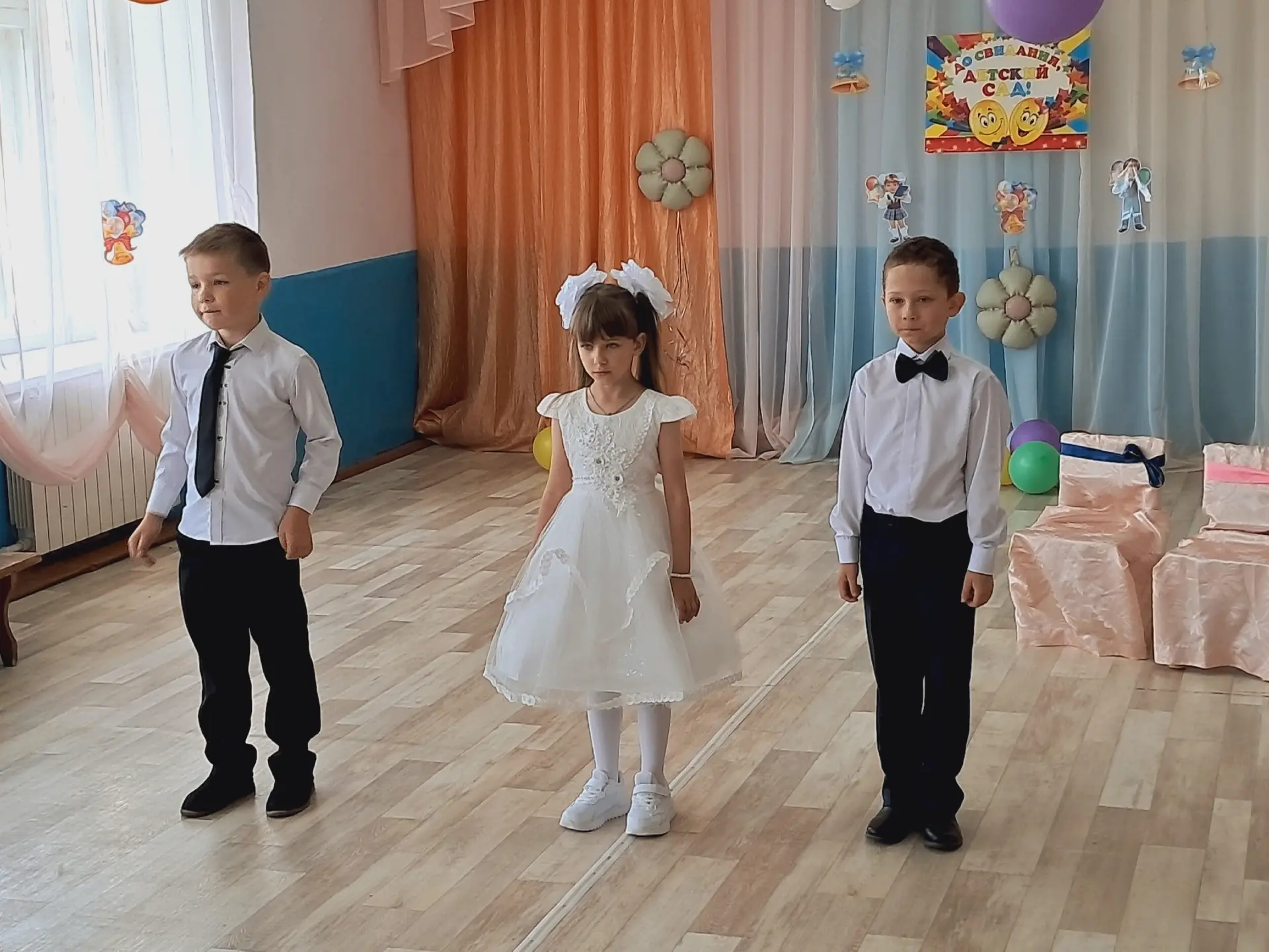 Кажется, только вы привели за ручку крохотных малышей, которые с опаской смотрели на но...