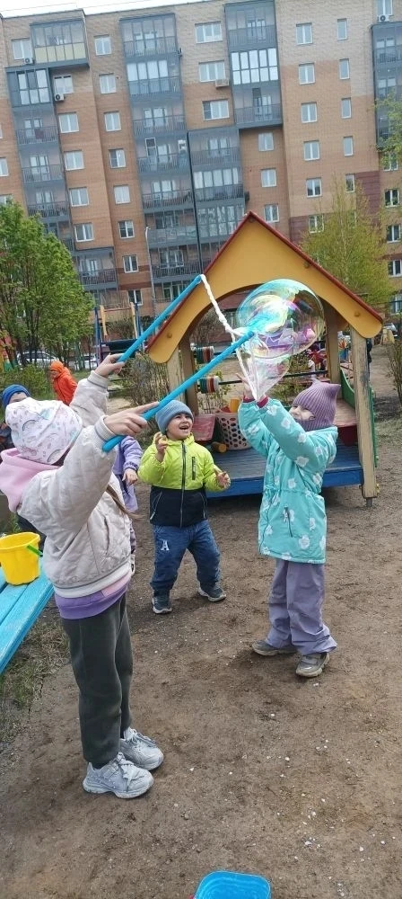 "🫂Раз, два,три, четыре Мы считалочку учили. Мама в доме подметает, Папа сказки нам читает, Вяжет баб