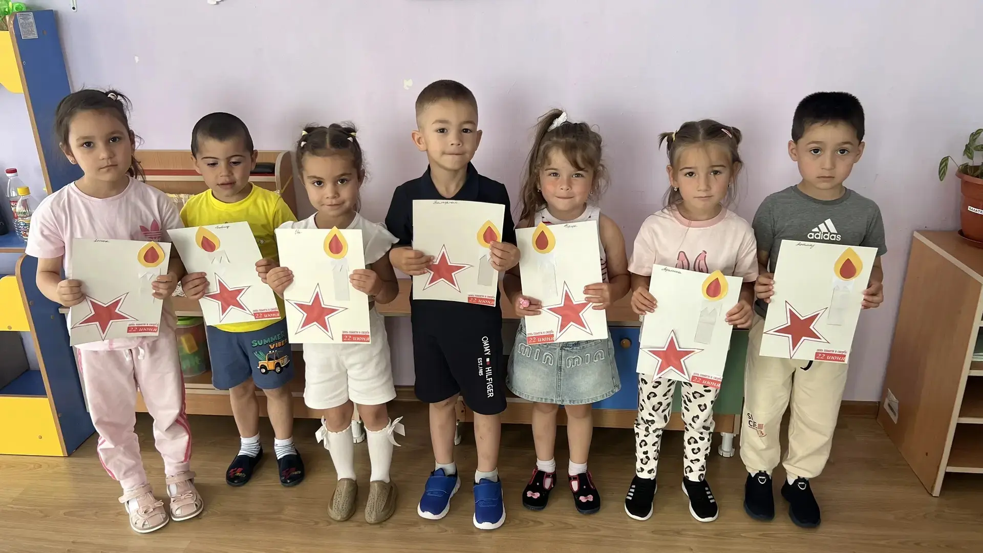 Творческая мастерская: «Свеча памяти» ❤️

В нашей группе «Лучики» прошла особенная, трогательная тво