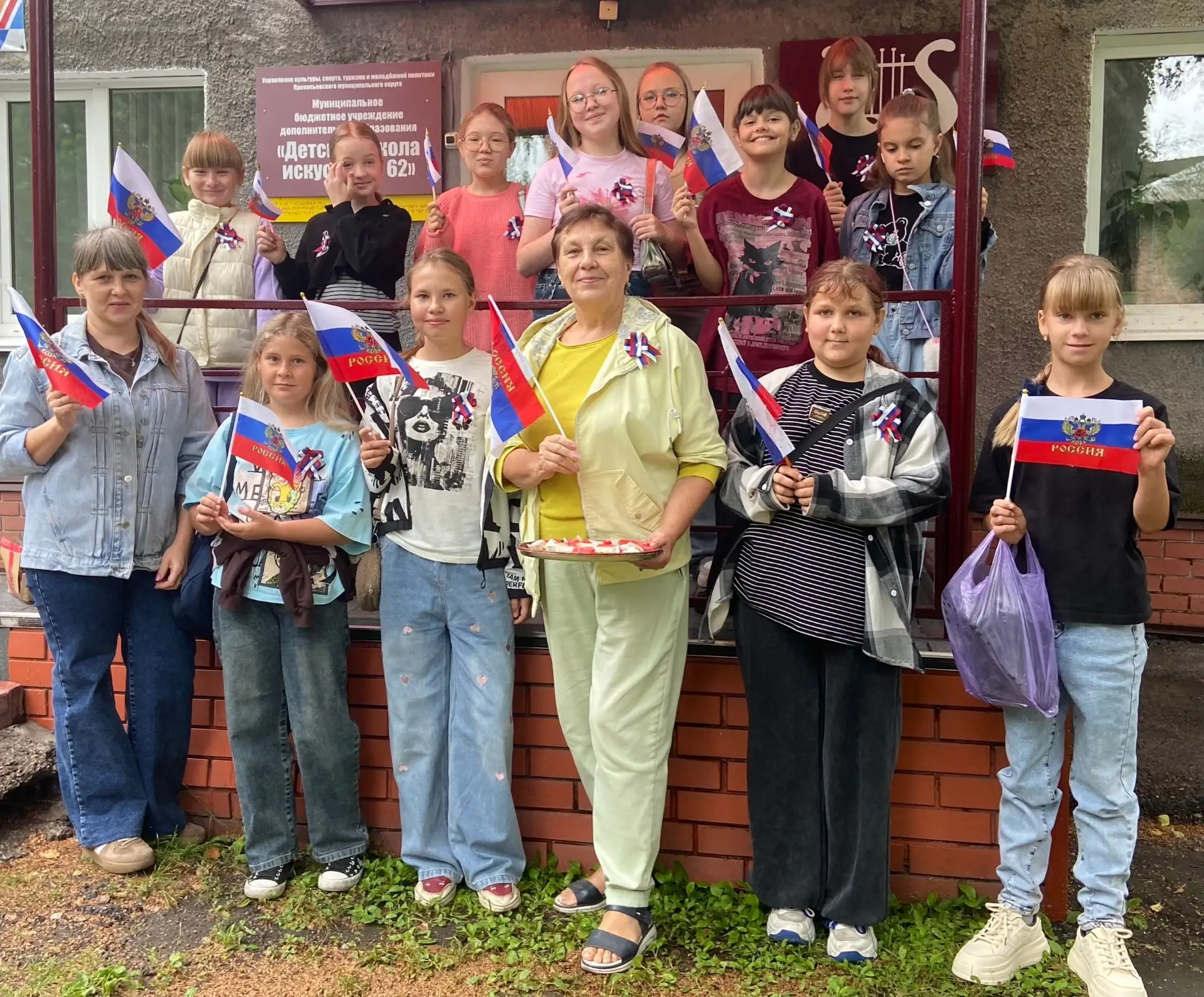 В Детской школе искусств прошел творческий мастер-класс ко Дню российского флага!🇷🇺