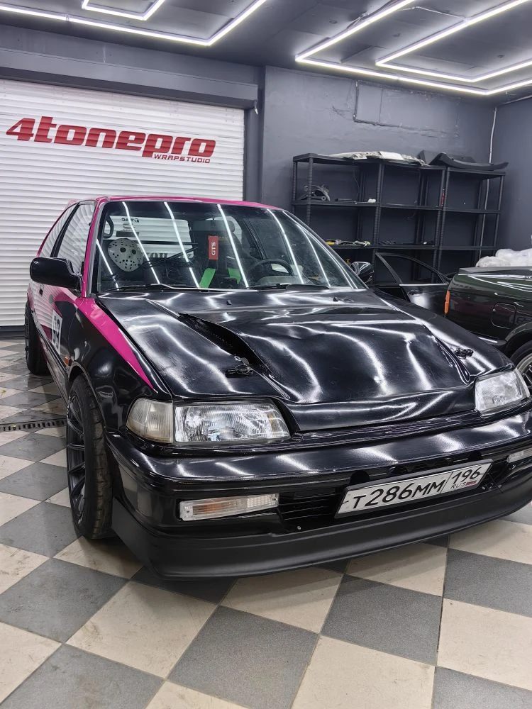 Honda civic в яркой дерзкой ливрее