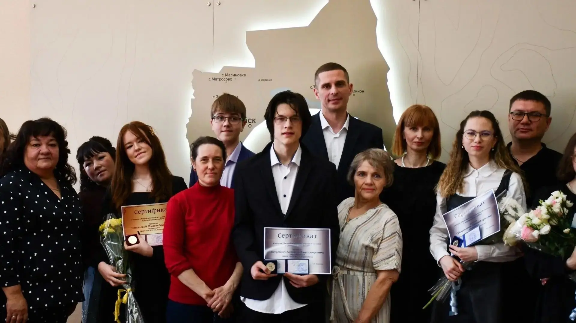 🎖️ Гордость Поронайска: чествование лучших выпускников!

В Поронайске прошла торжественная церемони