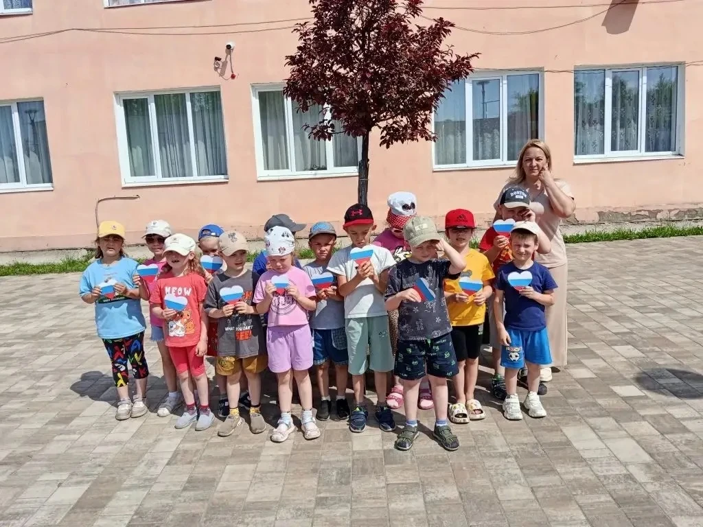 В преддверии государственного праздника — Дня России — воспитанники старшей группы «Непоседы»  вмест