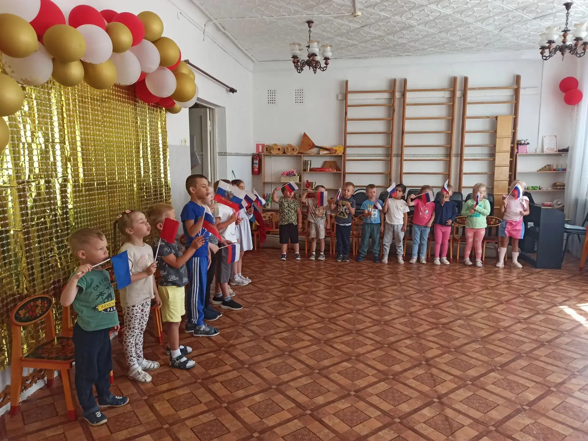 Дошкольное отделение, здание 5. В средней группе "Светлячок" воспитатель С. А. Фирсова и учитель-лог