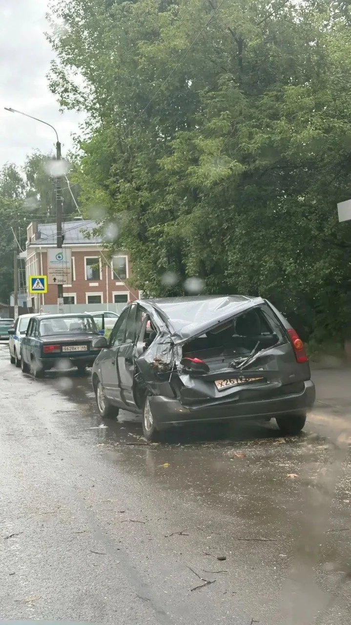 Поездка в Кострому для автолюбителя из Москвы закончилась крайне неудачно: в одном из дворов на его 