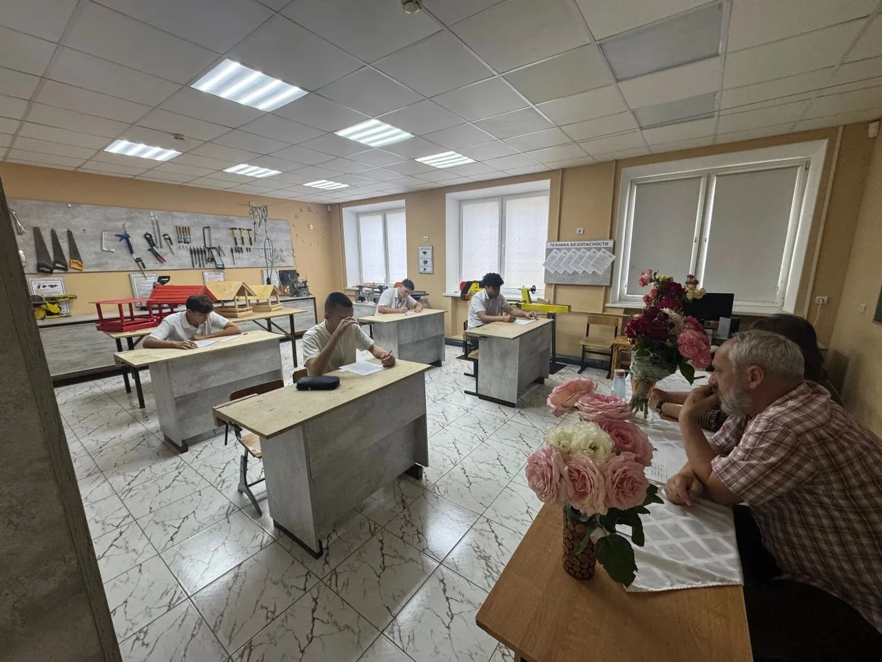 🎓 Свершилось! Наши девятиклассники успешно сдали экзамен по трудовому профилю «Столярное дело»!

🪵