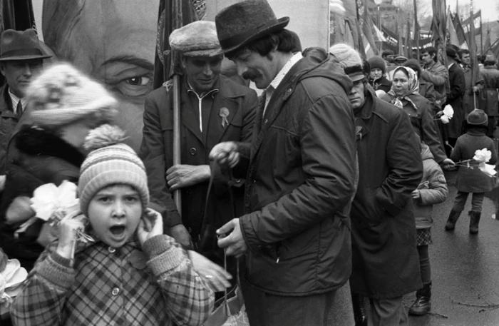 Новокузнецк, январь 1985. Демонстрация под бдительным взглядом Владимира Ильича. Люди идут с флагами
