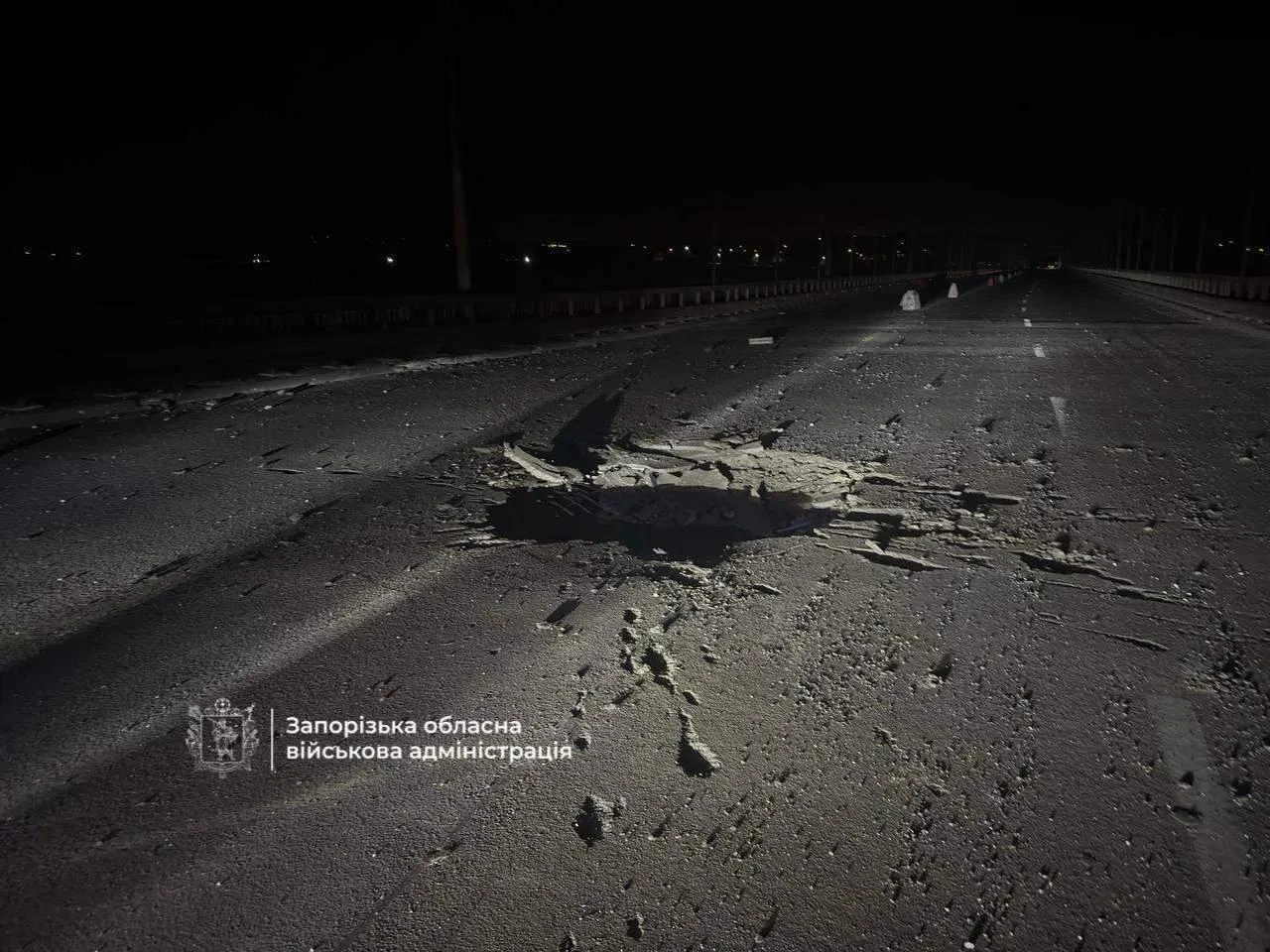 В Запорожье ночью поражен мост через Днепр.
