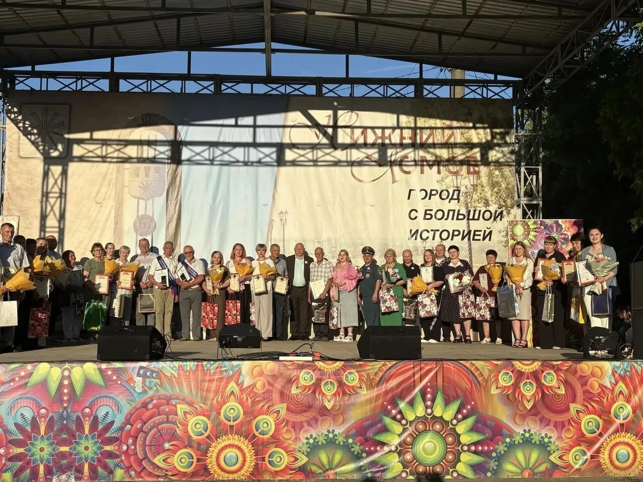 🎉 12 июня на главной сцене около гостиницы прошло торжественное мероприятие, посвященное 390-ой год