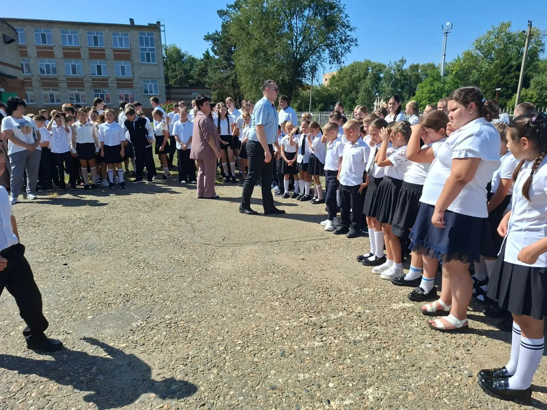 Сегодня в нашей школе прошла тренировочная эвакуация по отработке навыков действий в чр...