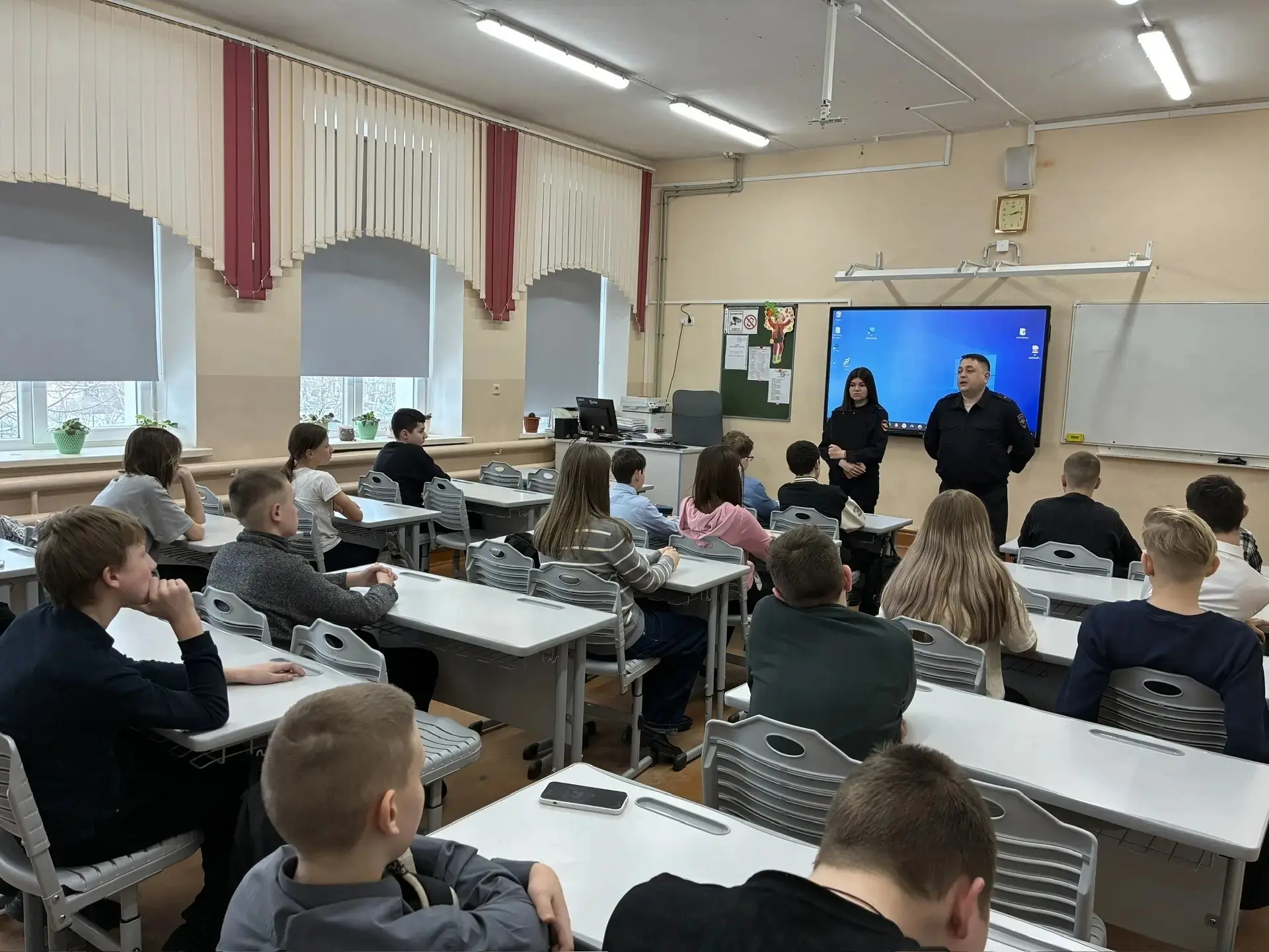 ❗️Встреча учеников 7-х классов с сотрудниками МО МВД «Гусевский» в рамках акций «На страже мира и до