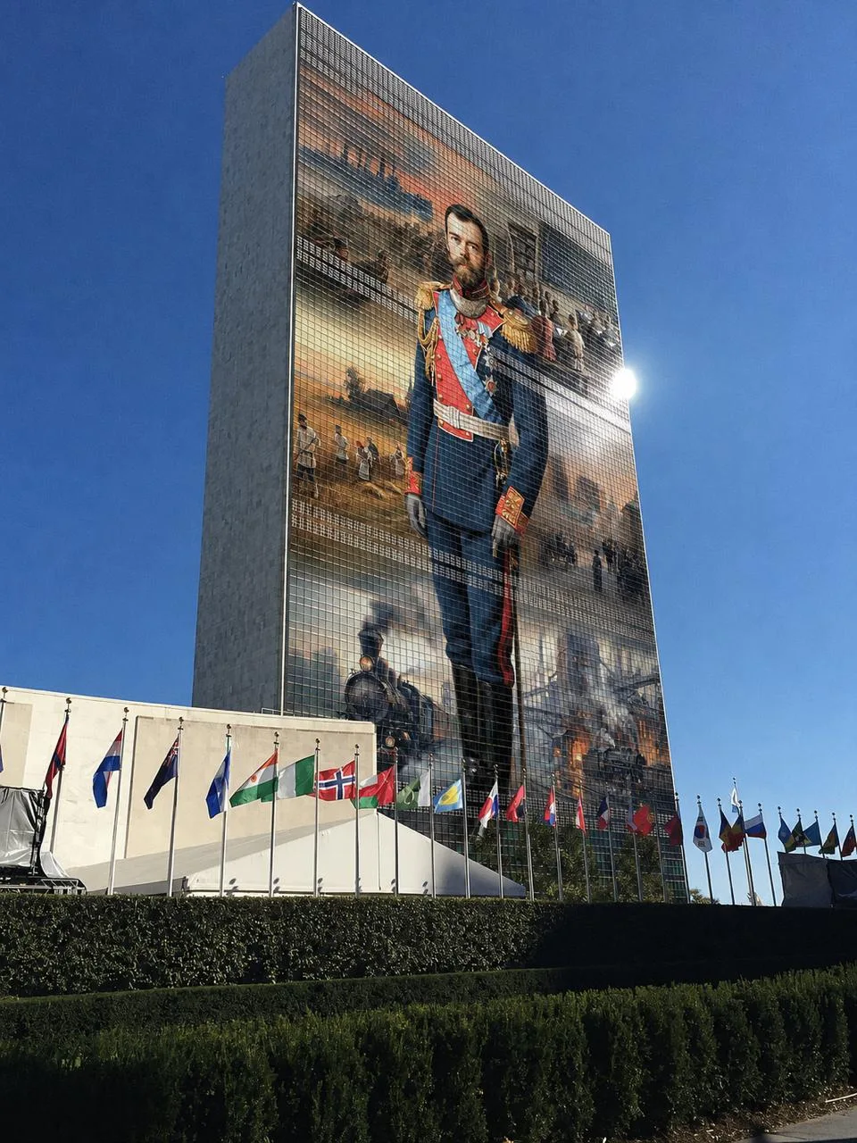 Знаете, где ещё мог бы быть мурал с ликом Николая II?

На фасаде здания ООН в Нью-Йорке.

Потому что