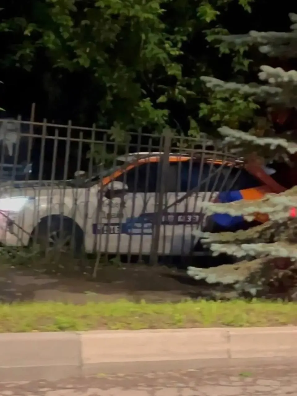😨 Влетел в могилу героя лихач на каршеринге в Балашихе (подробности не уточняются).