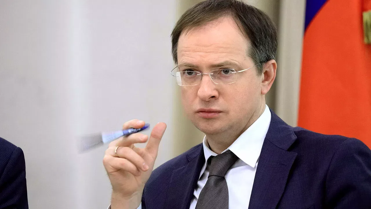 В новых учебниках по обществознанию будет «больше связи с реальной жизнью», заявил Меди...