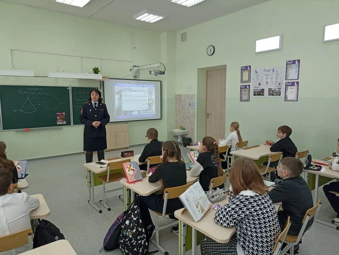 4-го марта, для учащихся 4-х классов состоялась важная встреча с сотрудником ГИБДД — старшим государ