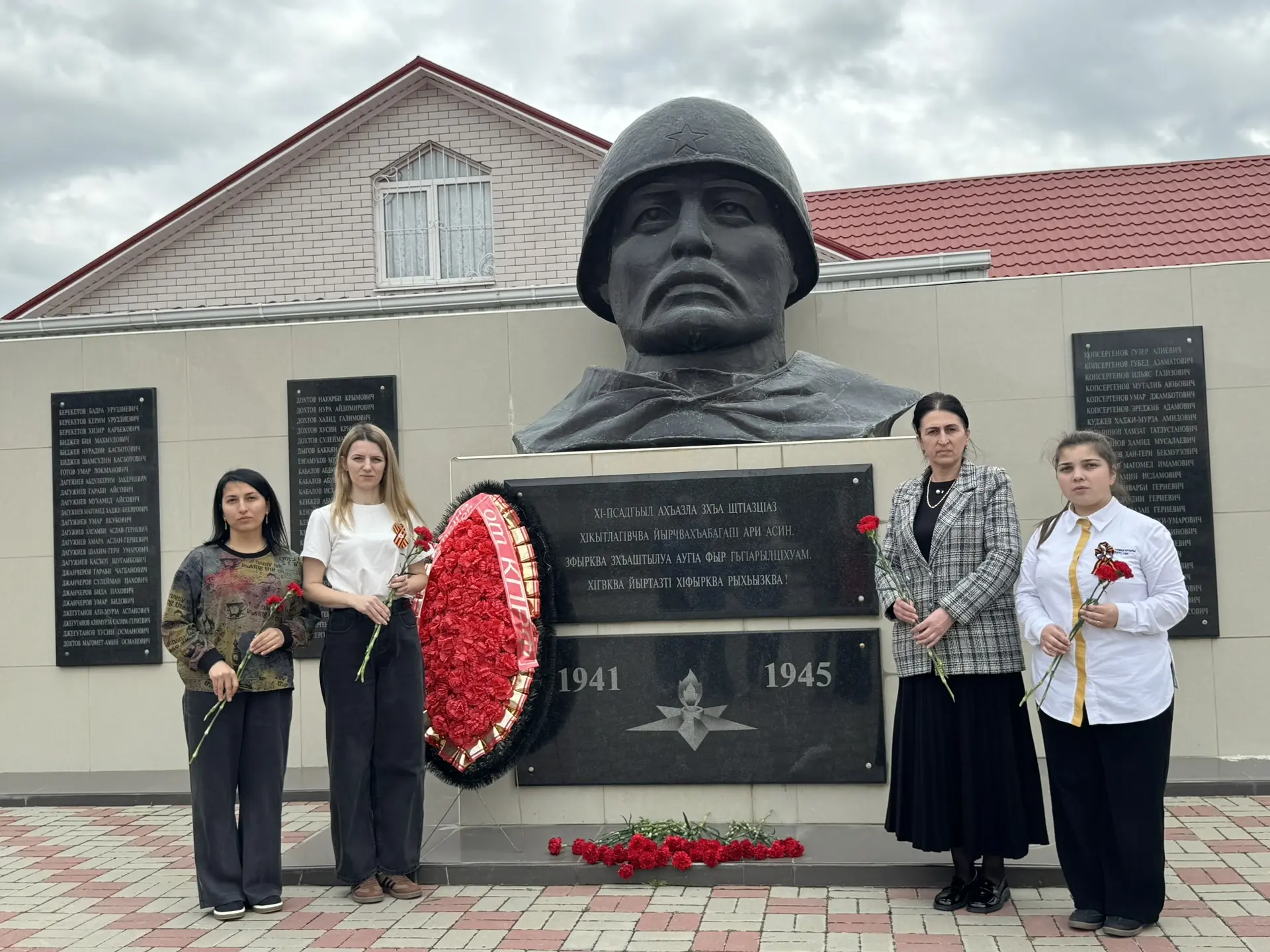🕊️ 9 Мая – особый день для нашей страны. В России нет ни одной семьи, которой бы не ко...