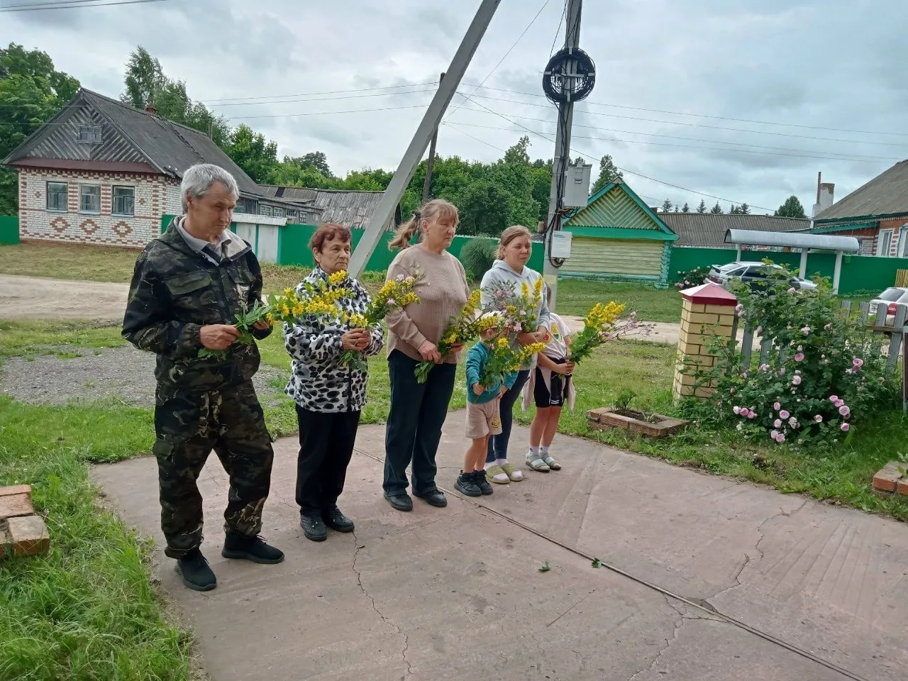 Продолж. "День памяти и скорби": 22 июня в деревне Помосъял у монумента «Мы помним» про...