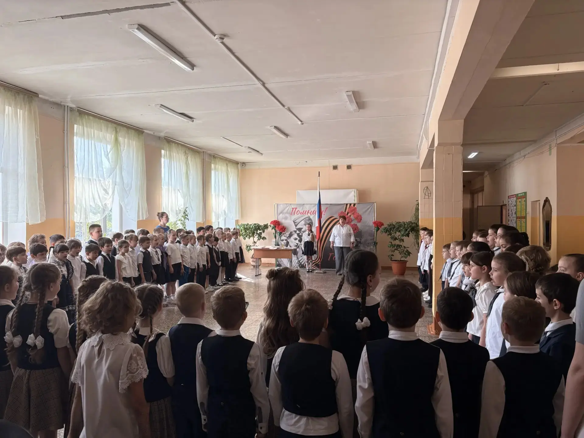 18 мая новая учебная неделя началась традиционно с поднятия флага, исполнения гимна РФ и Разговоров 