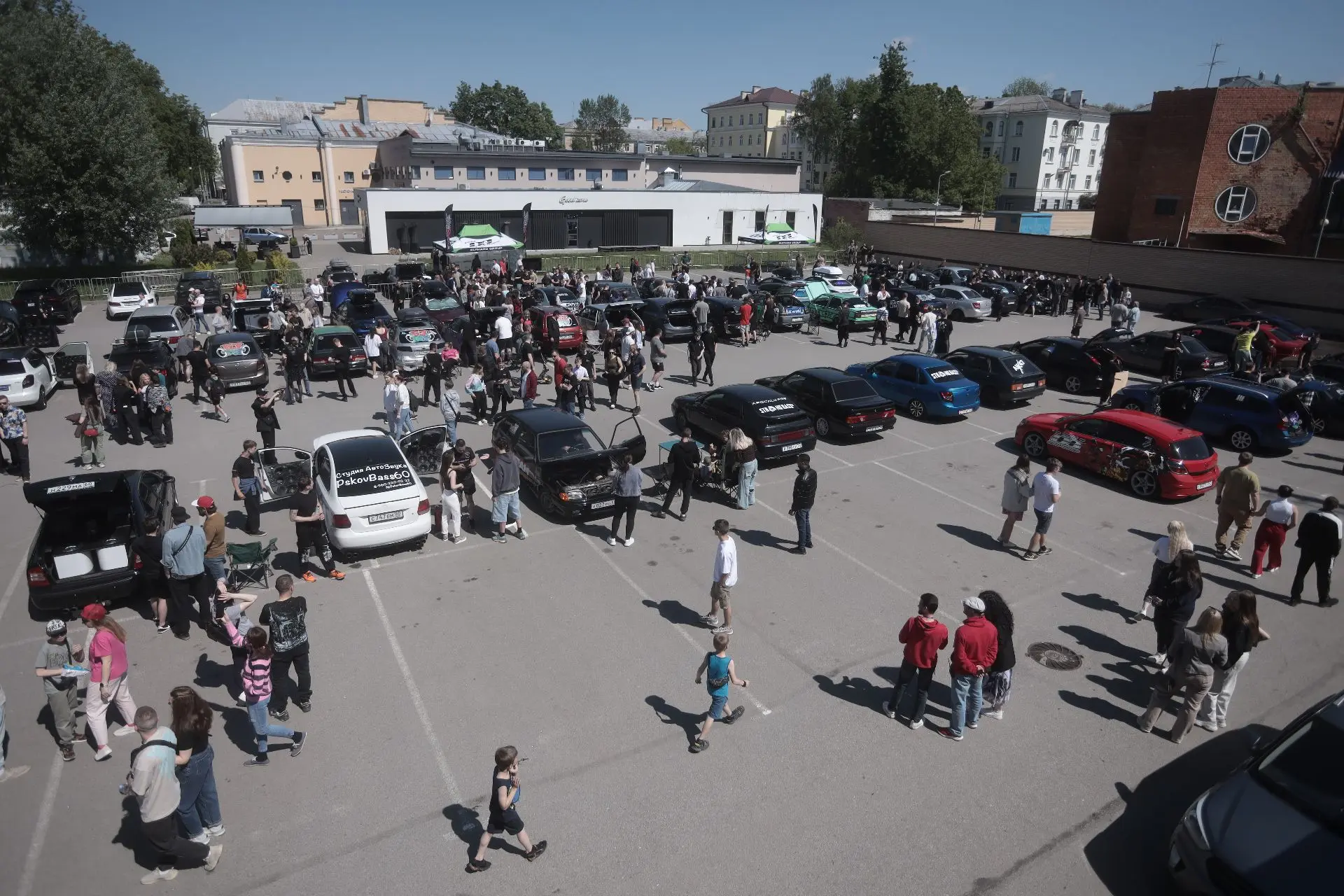 Ретроралли в Пскове собрало автомобили старше 30 лет, включая Pontiac, «Волгу» и Mercedes. Кроме рал