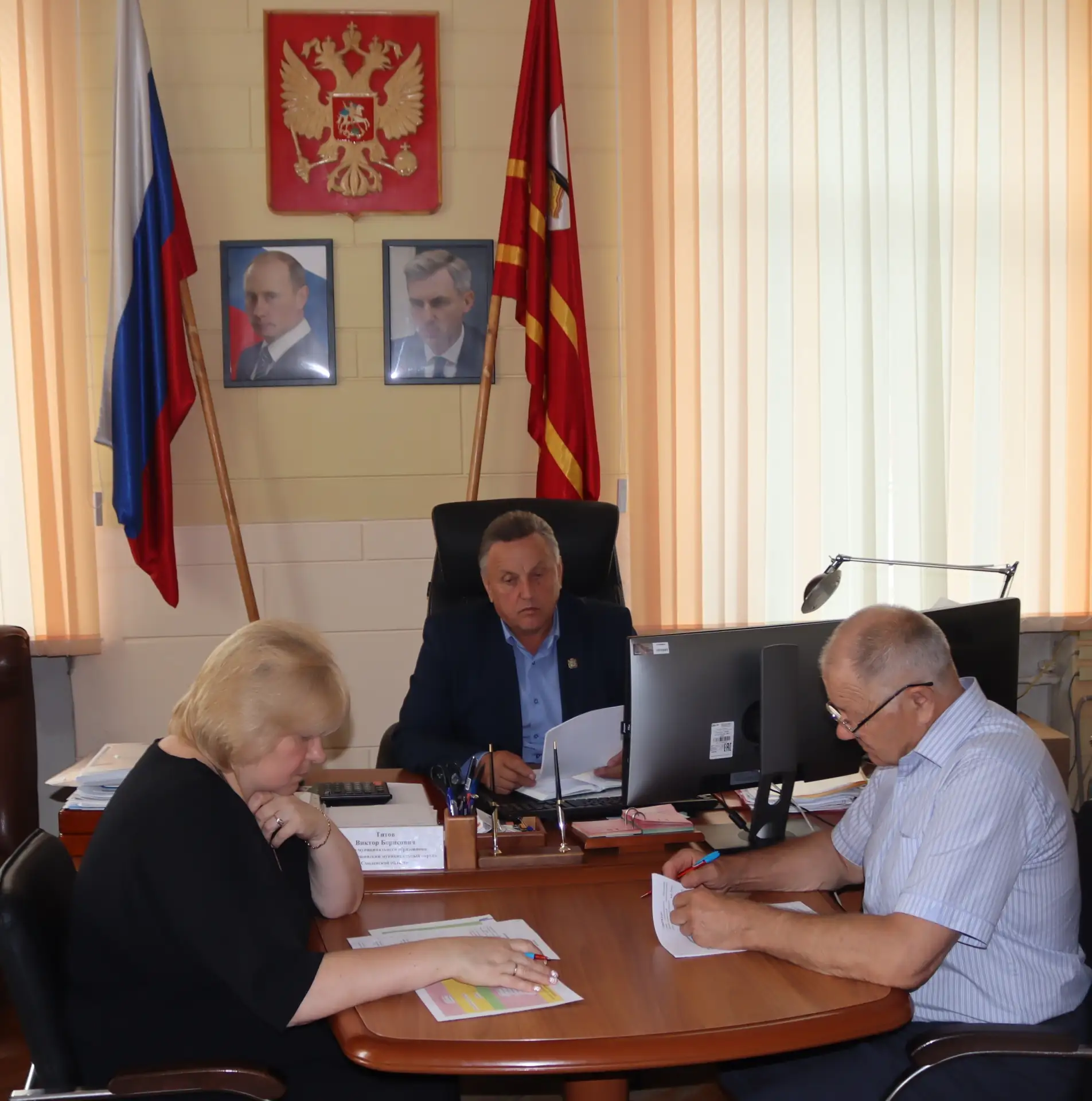 Глава округа Виктор Титов провёл еженедельное плановое совещание. В нём участвовали рук...