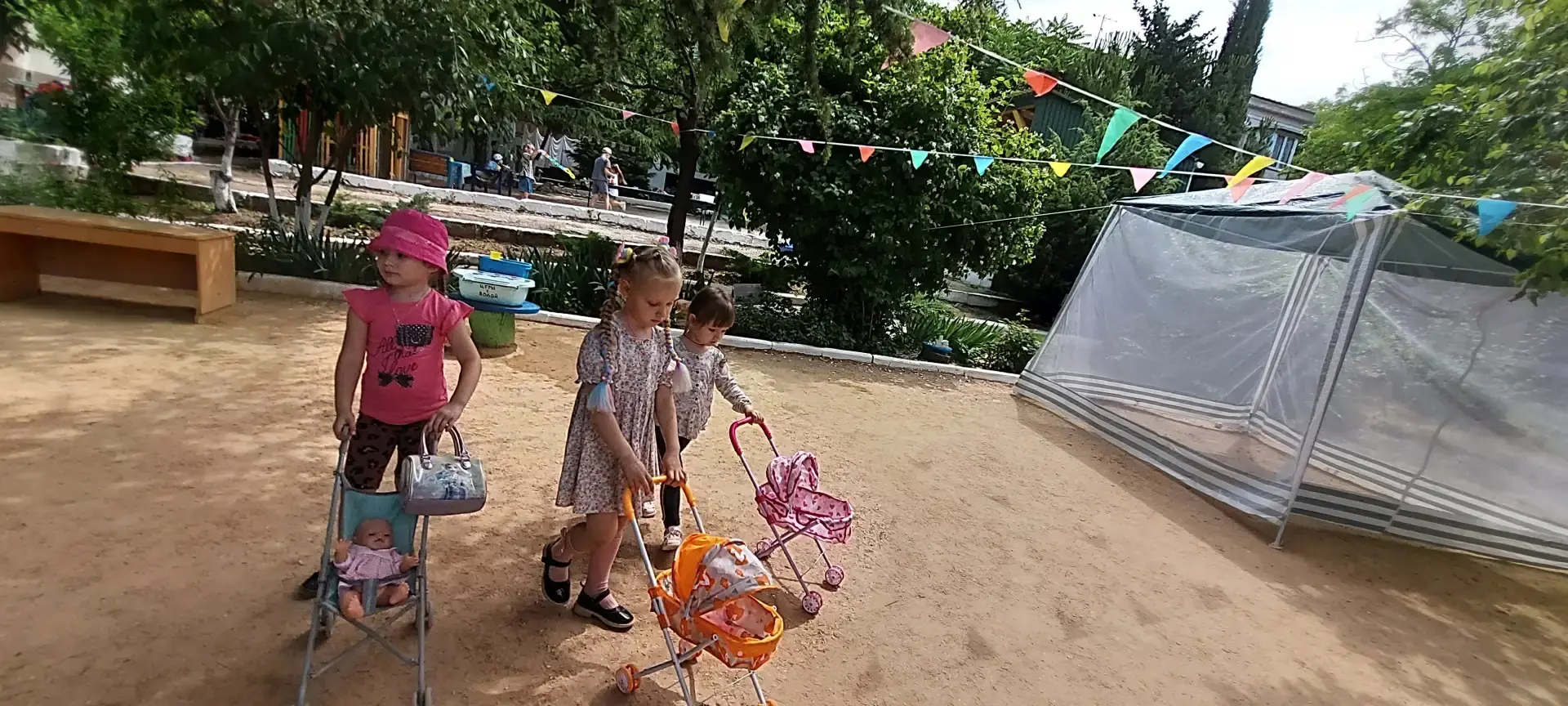 На днях на площадке у наших ребят состоялся настоящий мини-парад колясок! 👶🛒

Дети с большим удово