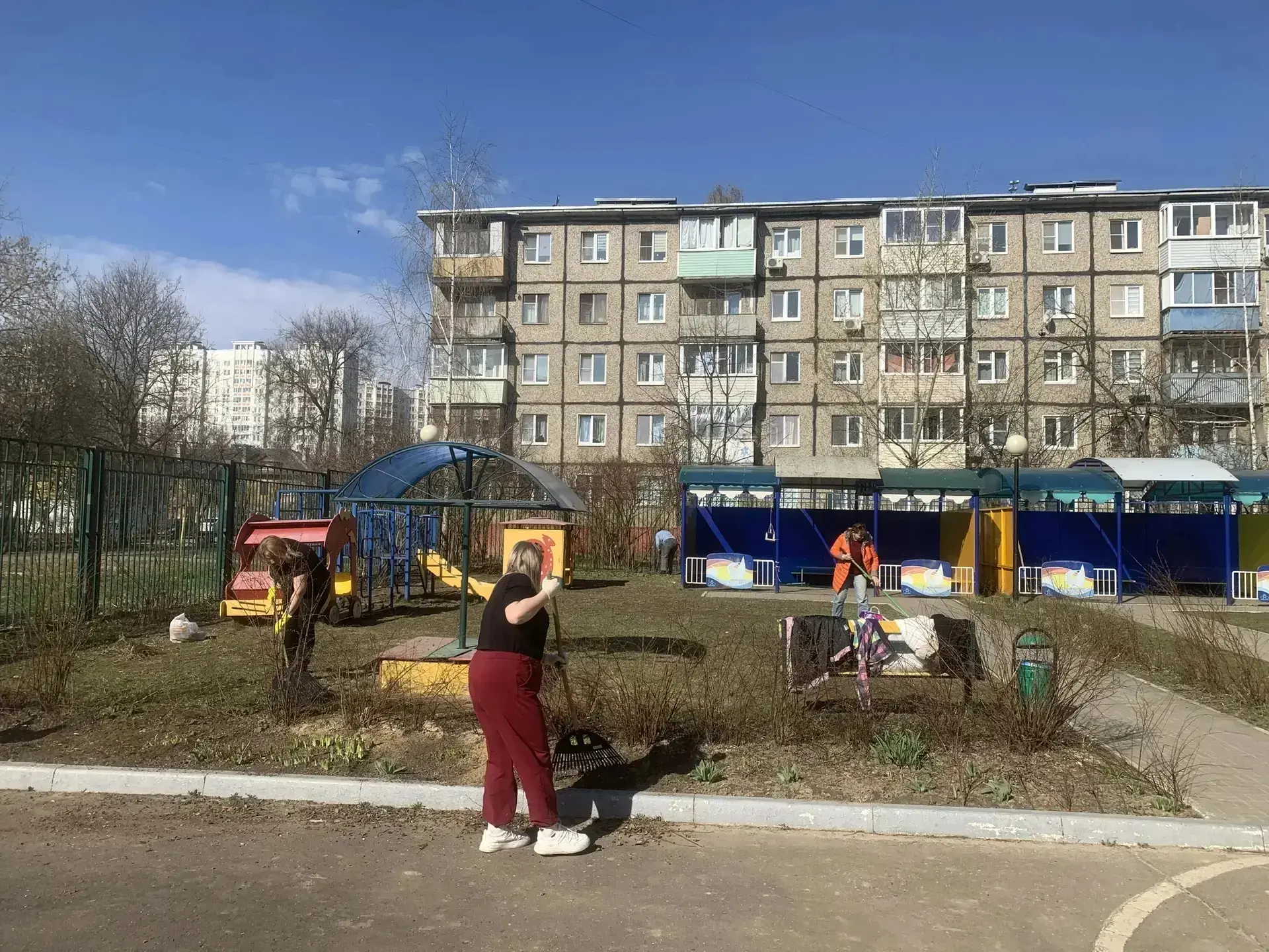 🧹 Чистота начинается с нас! Первый субботник в гимназии прошел на ура! ☀️  Сегодня, в первую апрельс