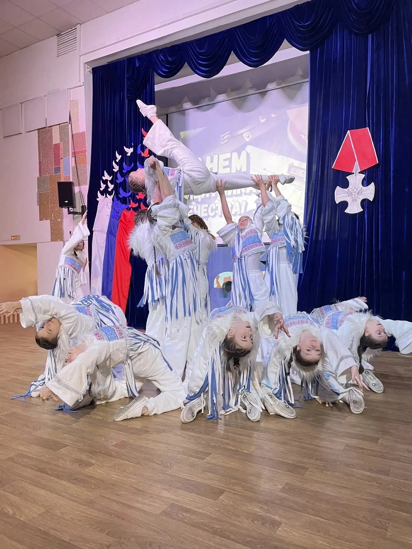 🎉💙 Концерт, посвященный Дню защитника Отечества, прошел в нашей школе и подарил нам невероятные эмоц