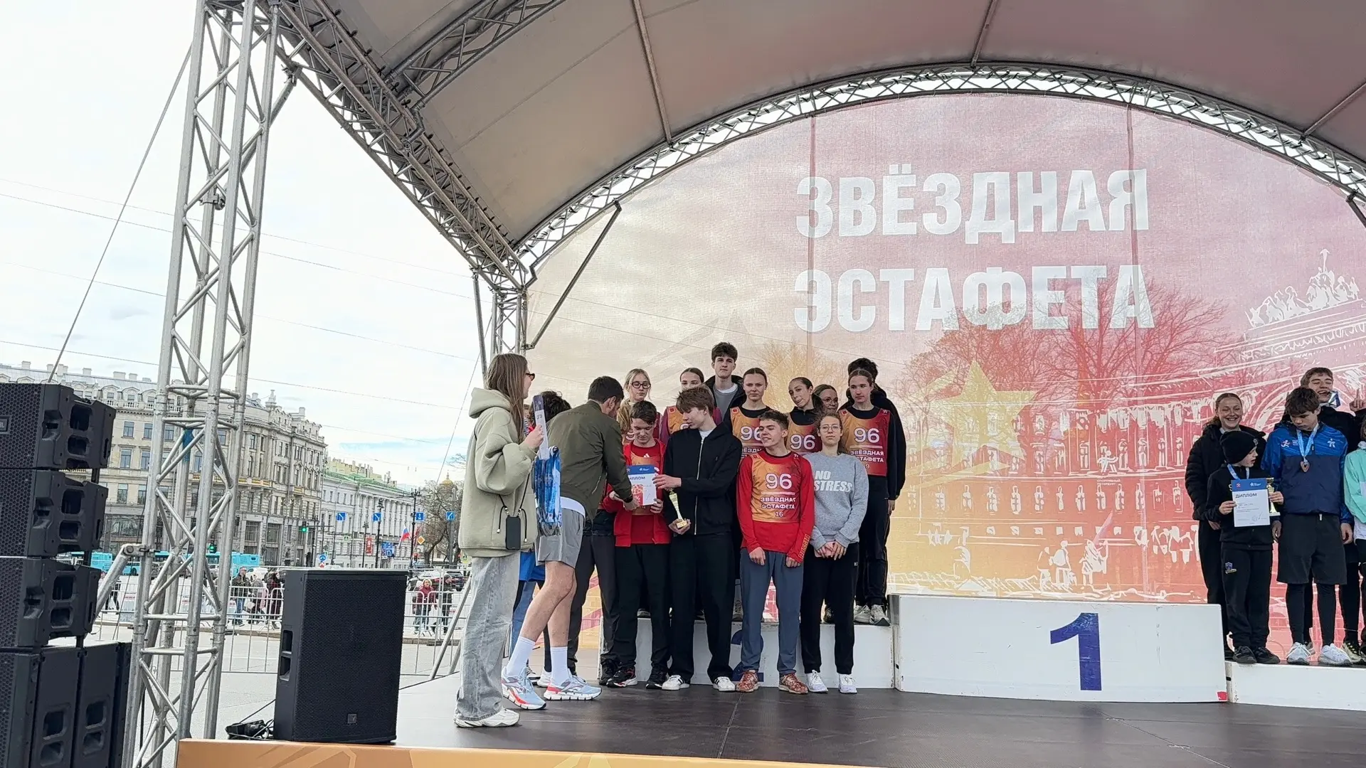 1 мая на Дворцовой площади прошла традиционная «Звездная эстафета» в честь Дня Победы. Наша команда 