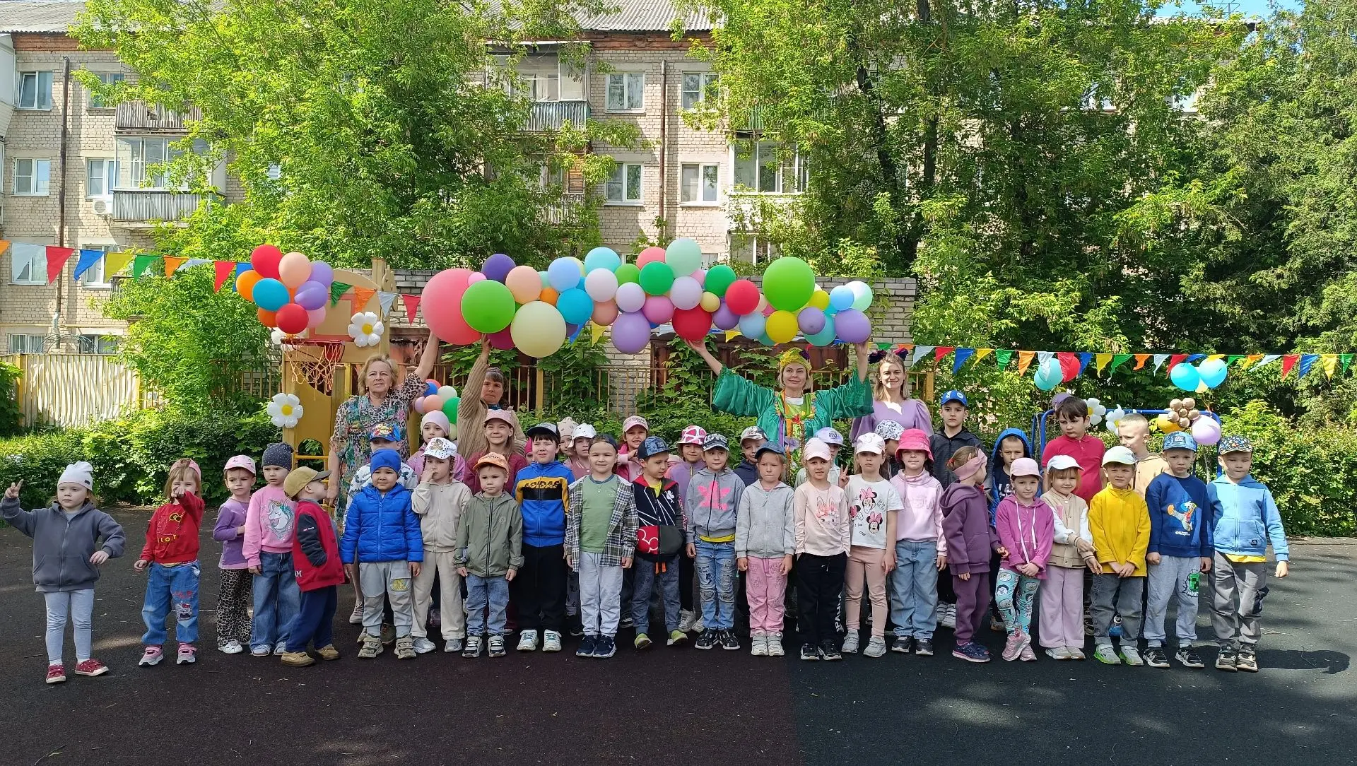☀️В дошкольном отделении сегодня весело встречают лето и празднуют День защиты детей. Т...