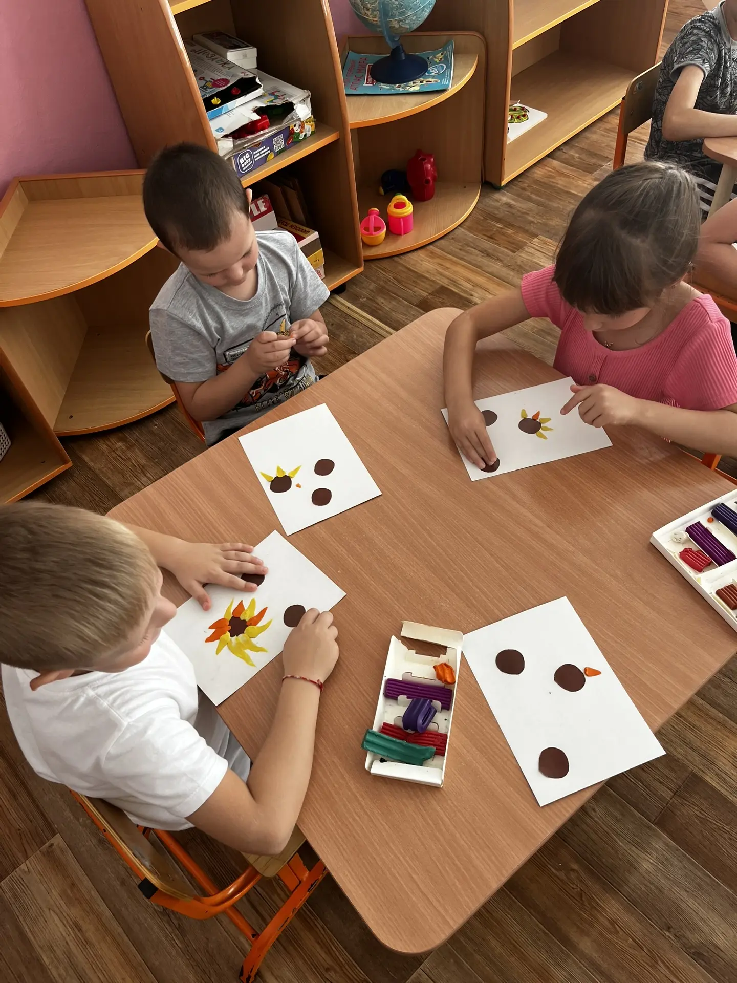 🎉 Творческое занятие в нашем детском саду: лепим подсолнухи! 🎉