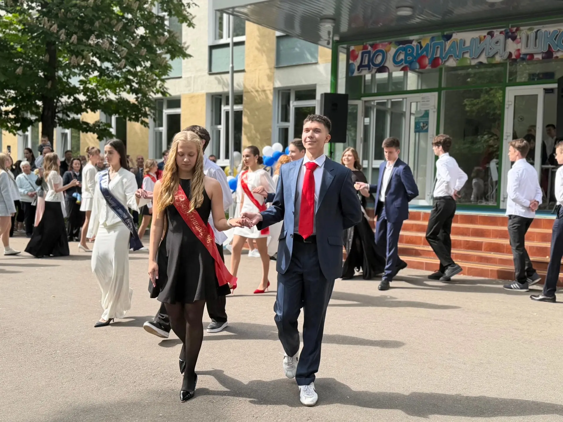 📸 Последний звонок — день, который хочется пересматривать снова и снова.

Мы рады представить альбо