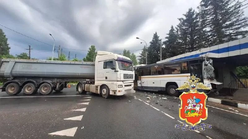 🚍 В подмосковной Дубне произошло ДТП с участием грузовика и автобуса. 

После столкновения пассажир
