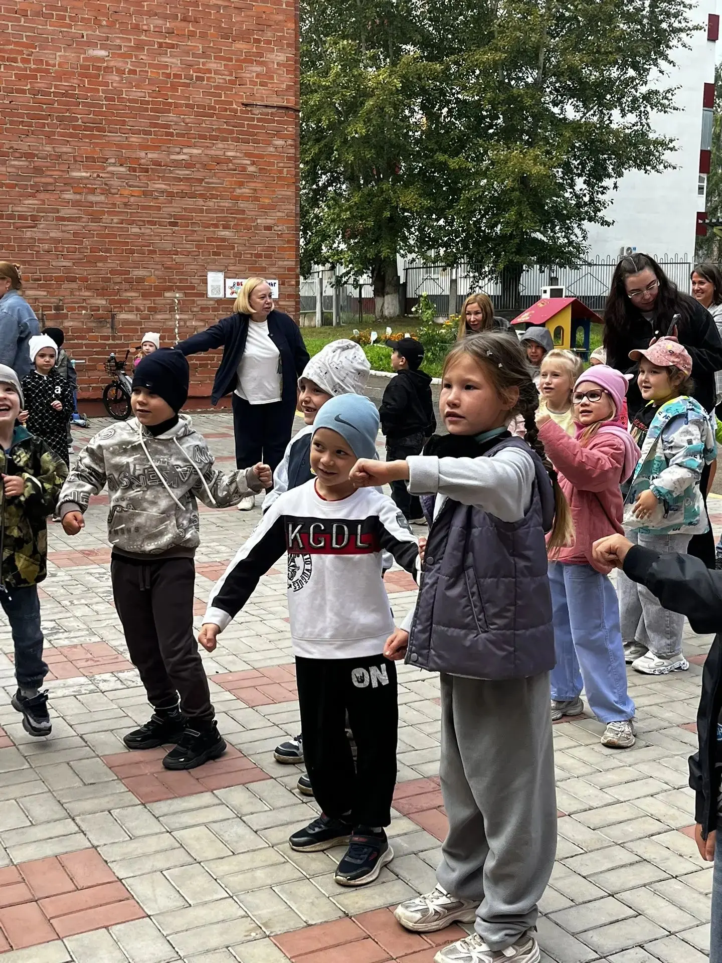 У нас было весело! 🎉 Дети приняли участие в ярком флешмобе, посвященном Дню знаний🎓📚