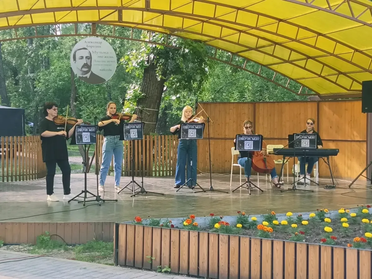 Выставка пионов, джаз и звуки маримбы ждут абаканцев на Бульваре выходного дня.