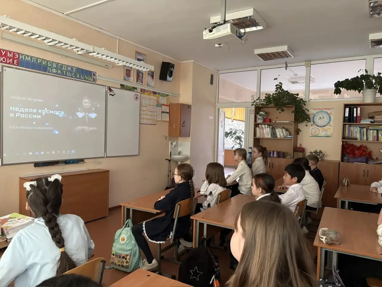 🏫 Утро после каникул в нашей школе начинается традиционно с разговоров о важном! Тема классного часа