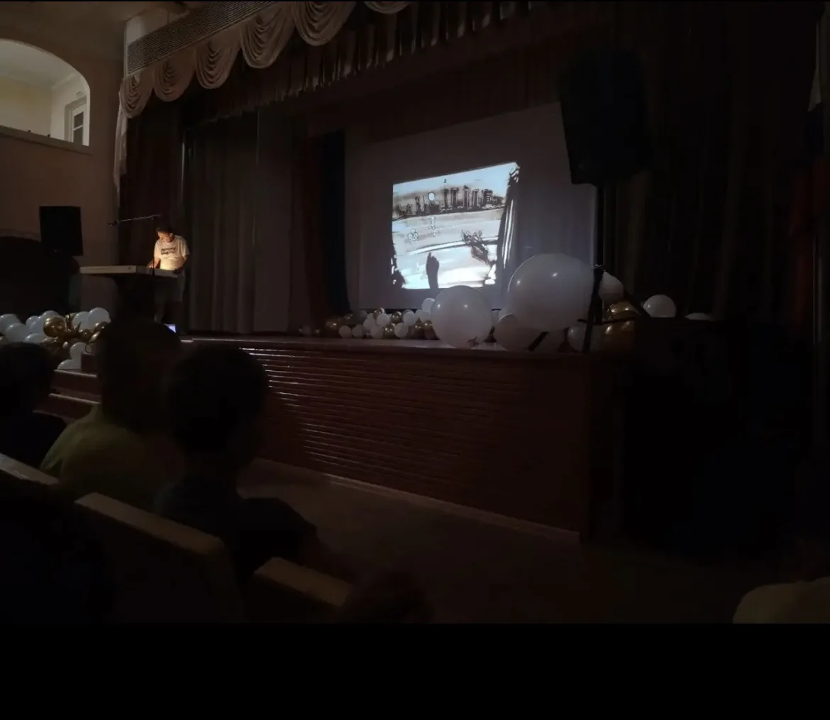 Вчера в нашем лагере было настоящее волшебство! 🎨✨
К нам приезжал мастер песочной анимации и прямо 