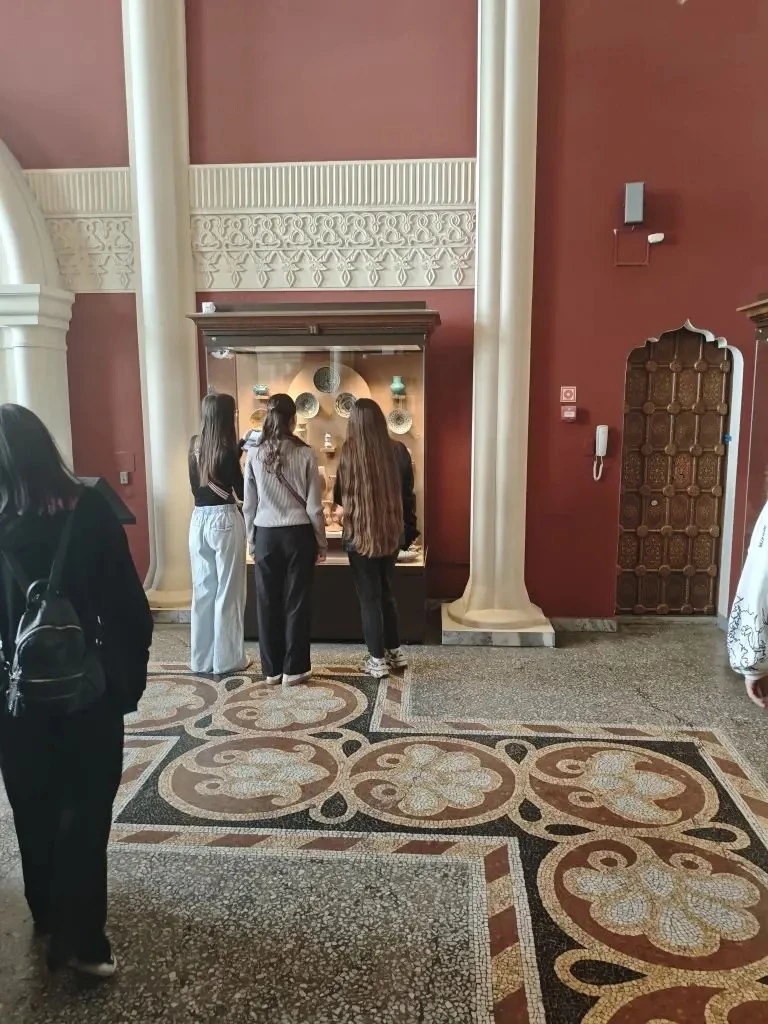 Путешествие сквозь века с 10Б классом 🏛️  Уроки истории не ограничиваются школьной доской. Учащиеся 
