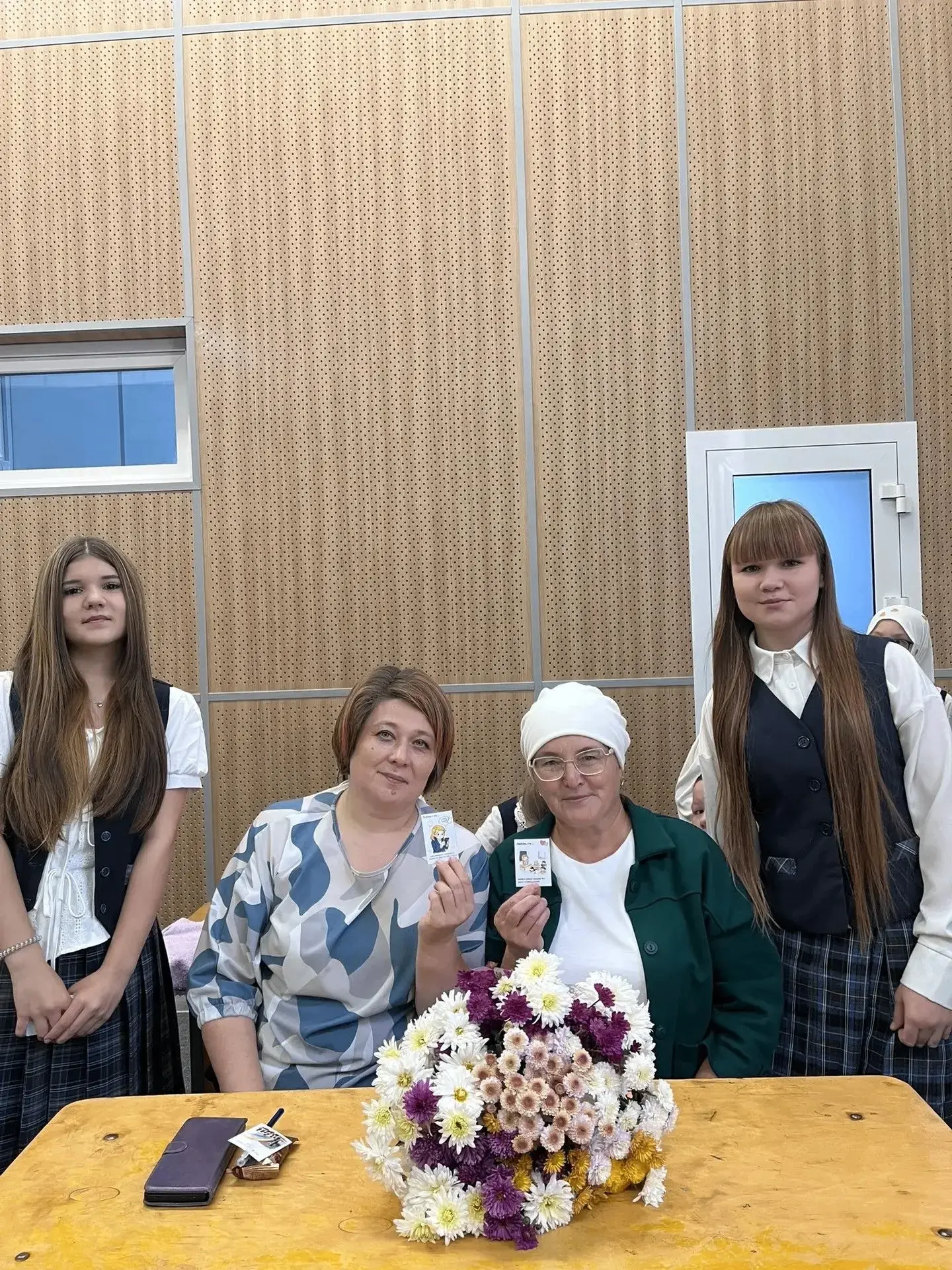 Молодые помощницы молодёжного центра «Ялкын» вместе с участниками «Движения Первых» поз...