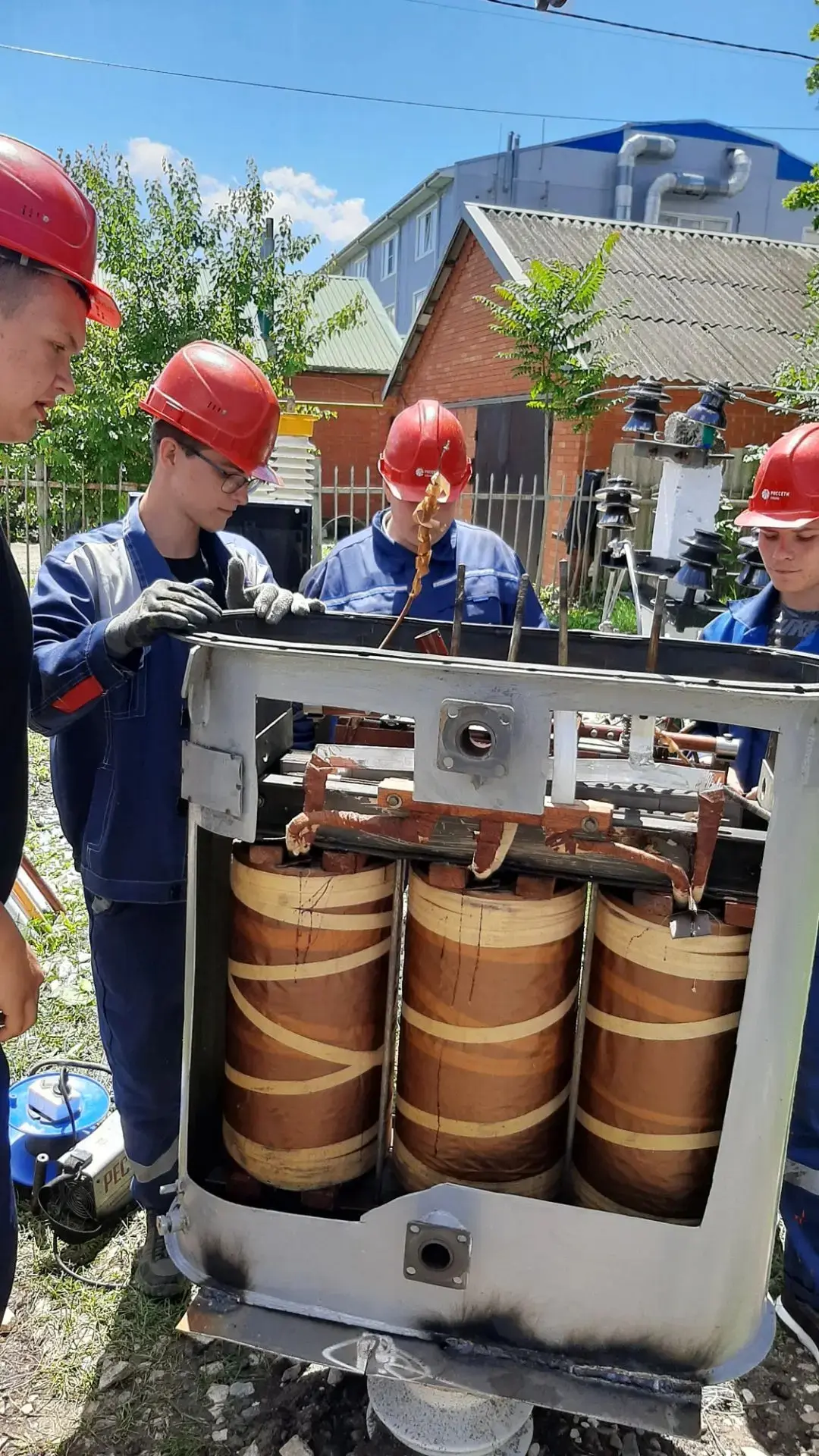 Учебная практика по ремонту и обслуживанию высоковольтного электрооборудования — это важный этап в п