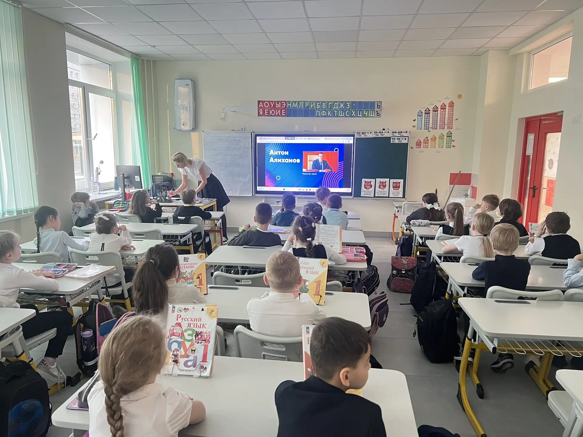 🇷🇺 Учебная неделя в Колтушской школе стартовала!  Вот и понедельник: любимая школа вновь наполнилась