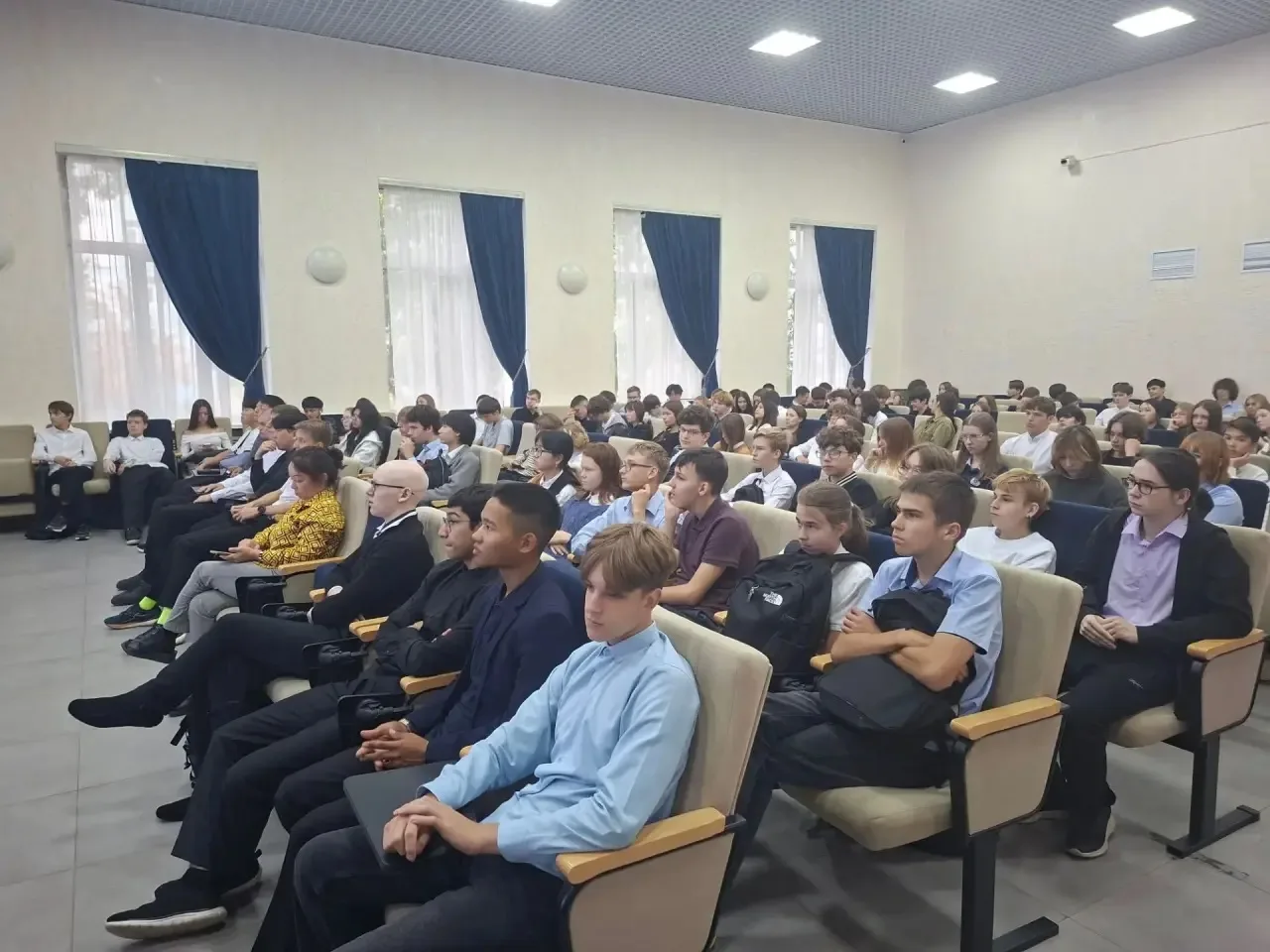В актовом зале прошло важное событие для учеников 9 - 11 классов —профориентационное ме...