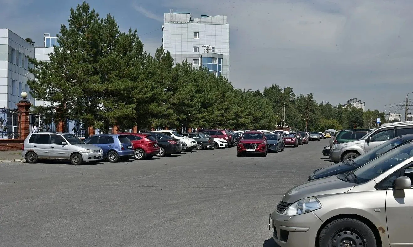 Власти Барнаула планируют расширить парковку у онкоцентра «Надежда»
