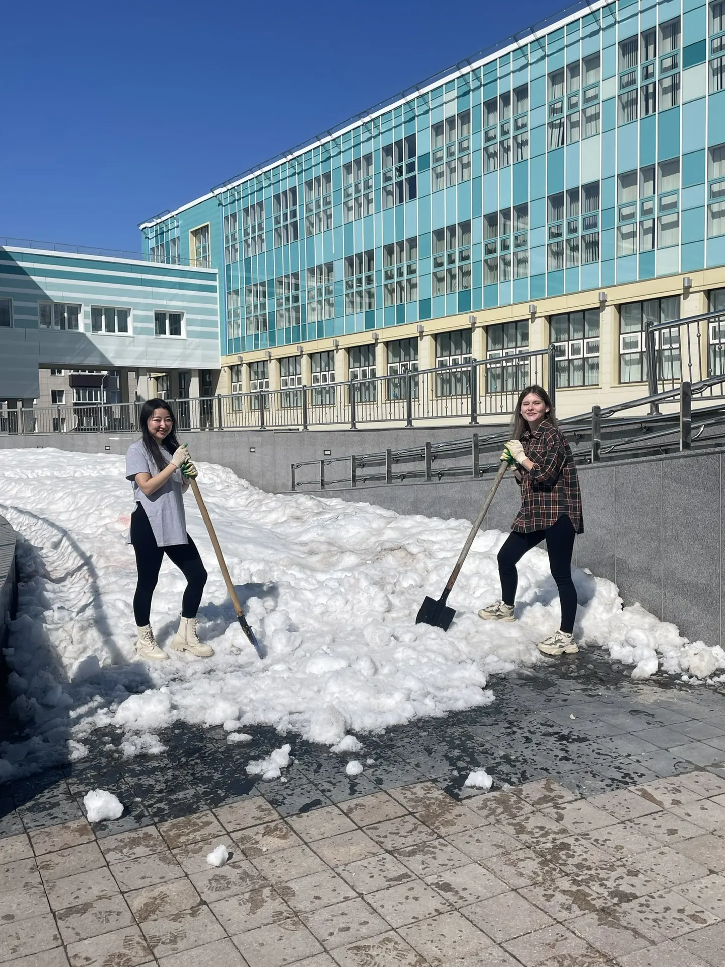 🌨️ Весенняя пятница: вместе делаем мир чище!  Сегодня наш дружный коллектив гимназии вышел на улицу,