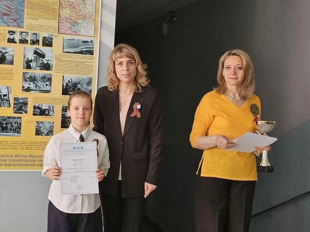 В преддверии великого праздника Дня Победы в нашей школе прошел ежегодный «Смотр строя и песни». 9 м