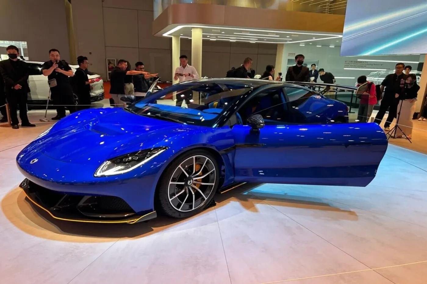 Китайцы снова пришли и сказали: «А давайте сделаем Ferrari, только быстрее и на батарейке» 😎

На Фе