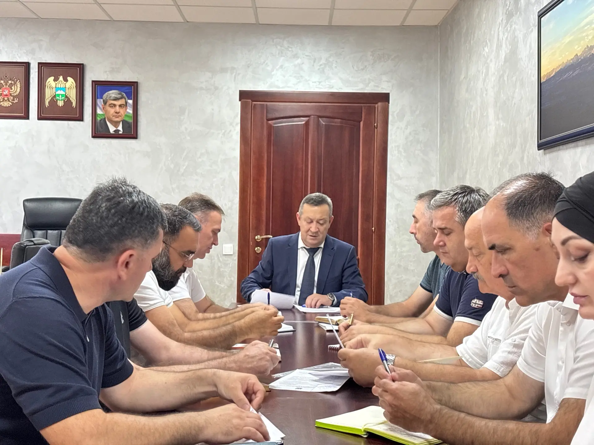📋 В администрации Урванского района прошло рабочее совещание с заместителями и руковод...
