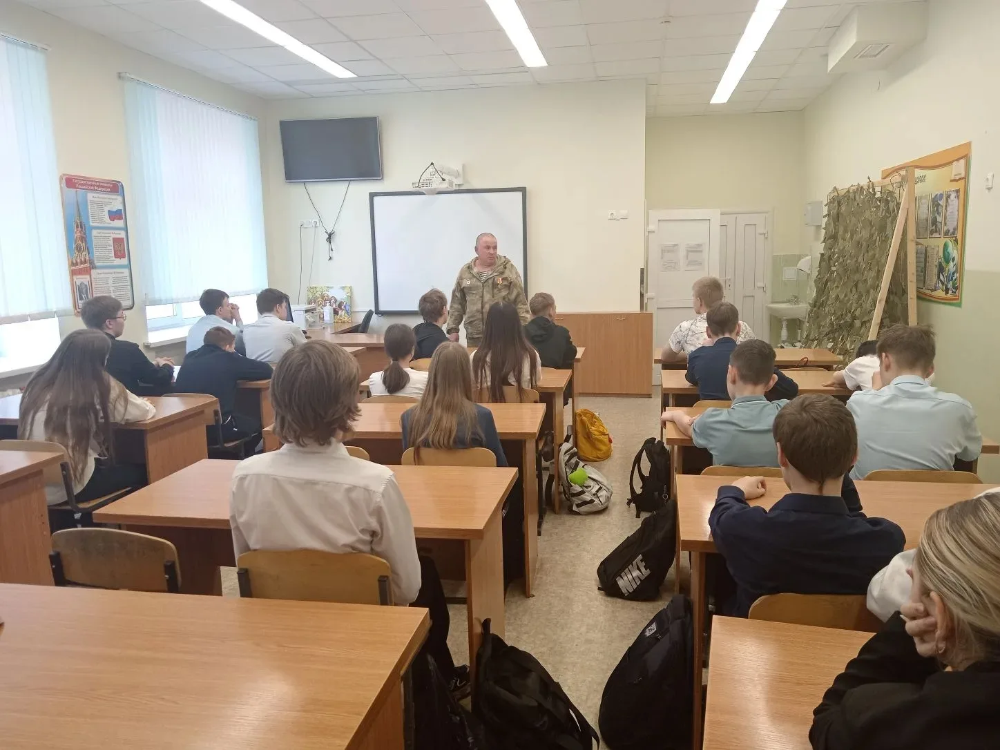 В МАОУ СОШ №5 г. Ишима прошли классные часы и Уроки мужества в честь 81-ой годовщины Победы.  Главны