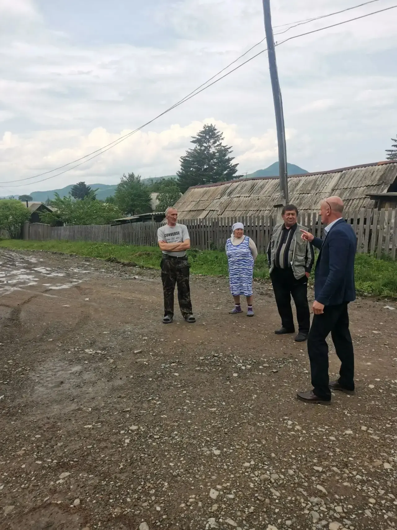 Жители улицы Западной в посёлке Кавалерово обратились за помощью к заместителю главы округа, курирую