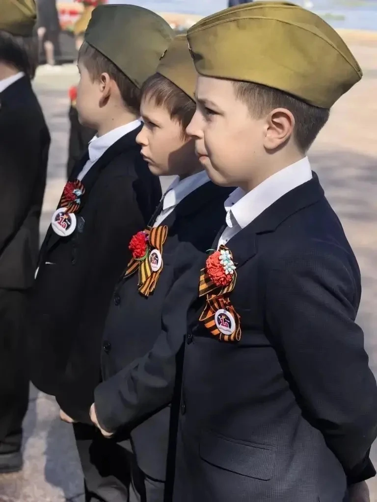ВОЕННЫЕ ПЕСНИ В КРЕМЛЕ 7 мая у Вечного огня ученики 1 «а» и 3 «д» классов, после возложения цветов, 