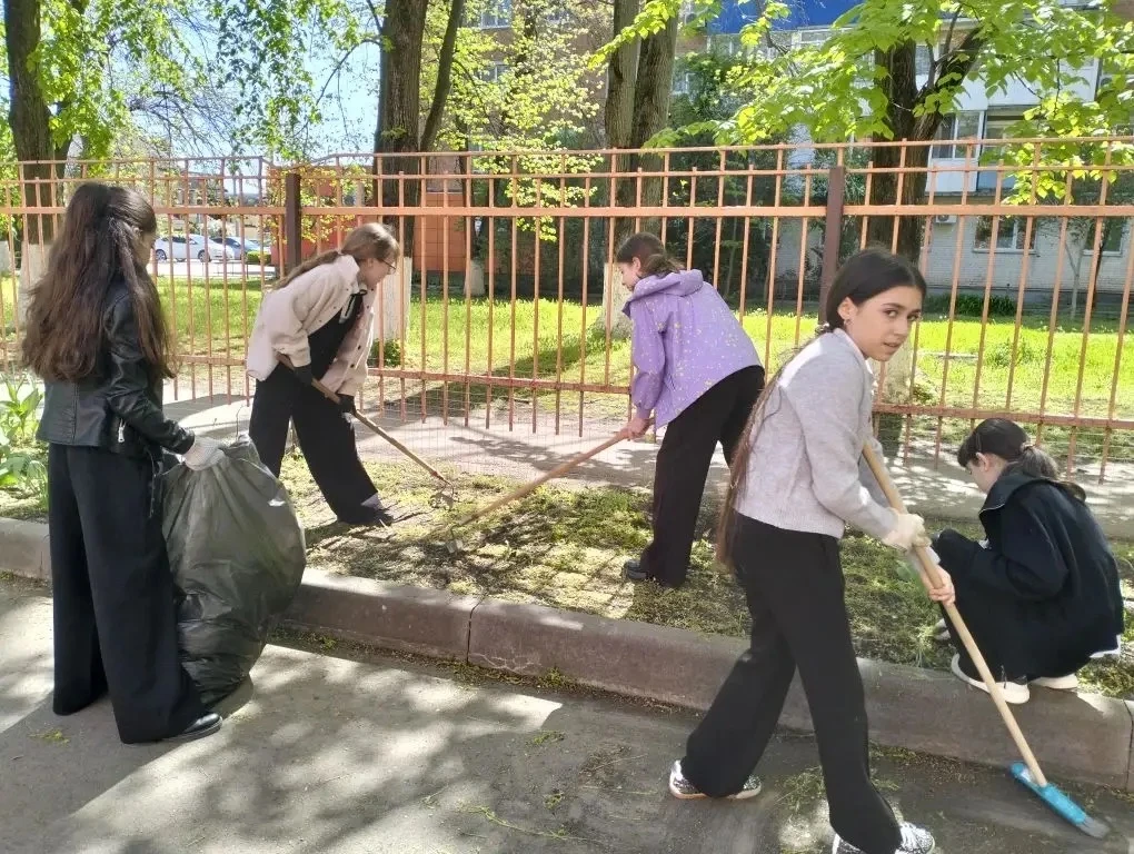 🌳 «Сад Памяти»: волонтёры и школьники почтили память героев Великой Отечественной войны  Волонтёры с